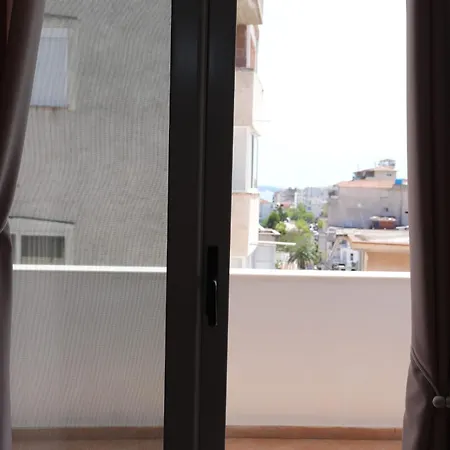Tak Διαμέρισμα Σαράντα